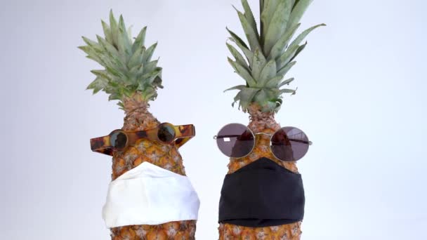 Ananas Con Bicchieri Maschera Concetto Impatto Globale Covid — Video Stock