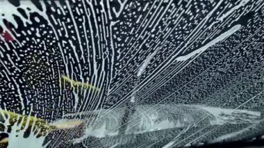 Araba camı yıkılıyor. Yıkanan bir arabanın iç görünüşü. 