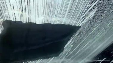 Araba camı yıkılıyor. Yıkanan bir arabanın iç görünüşü. 