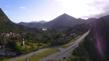 Güzel bir gölü olan bir şehir. Dağda güzel bir gölü olan bir şehir. Terespolis şehri, Rio de Janeiro eyaleti, Brezilya, Güney Amerika.