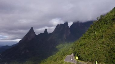 Muhteşem manzara, egzotik dağlar. Tanrı 'nın Parmağı Dağı, Teresopolis şehri, Rio de Janeiro Eyaleti, Brezilya.