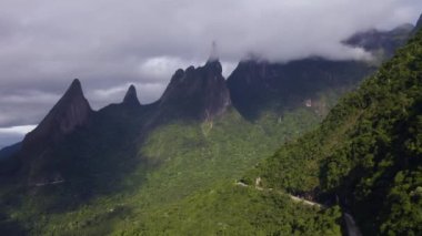 Muhteşem manzara, egzotik dağlar. Tanrı 'nın Parmağı Dağı, Teresopolis şehri, Rio de Janeiro Eyaleti, Brezilya.