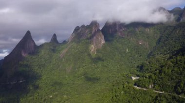 Muhteşem manzara, egzotik dağlar. Tanrı 'nın Parmağı Dağı, Teresopolis şehri, Rio de Janeiro Eyaleti, Brezilya.