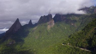 Muhteşem manzara, egzotik dağlar. Tanrı 'nın Parmağı Dağı, Teresopolis şehri, Rio de Janeiro Eyaleti, Brezilya.