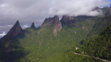 Muhteşem manzara, egzotik dağlar. Tanrı 'nın Parmağı Dağı, Teresopolis şehri, Rio de Janeiro Eyaleti, Brezilya.