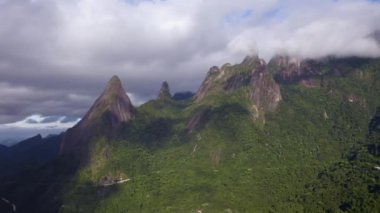 Muhteşem manzara, egzotik dağlar. Tanrı 'nın Parmağı Dağı, Teresopolis şehri, Rio de Janeiro Eyaleti, Brezilya.