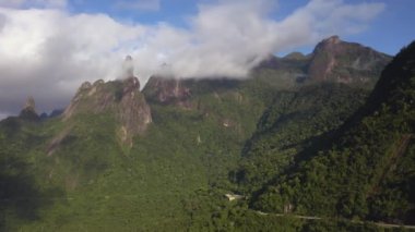 Alp dağlarının hava görüntüsü. Tanrı 'nın Parmağı Dağı. Teresopolis şehri, Rio de Janeiro, Brezilya.