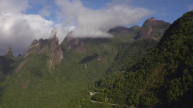 Alp dağlarının hava görüntüsü. Tanrı 'nın Parmağı Dağı. Teresopolis şehri, Rio de Janeiro, Brezilya.