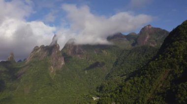 Alp dağlarının hava görüntüsü. Tanrı 'nın Parmağı Dağı. Teresopolis şehri, Rio de Janeiro, Brezilya.