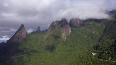 Alp dağlarının hava görüntüsü. Tanrı 'nın Parmağı Dağı. Teresopolis şehri, Rio de Janeiro, Brezilya.