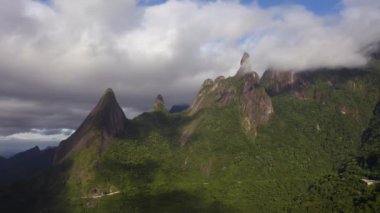 Alp dağlarının hava görüntüsü. Tanrı 'nın Parmağı Dağı. Teresopolis şehri, Rio de Janeiro, Brezilya.