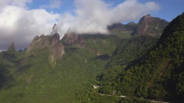 Alp dağlarının hava görüntüsü. Tanrı 'nın Parmağı Dağı. Teresopolis şehri, Rio de Janeiro, Brezilya.