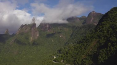 Alp dağlarının hava görüntüsü. Tanrı 'nın Parmağı Dağı. Teresopolis şehri, Rio de Janeiro, Brezilya.
