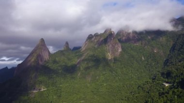 Alp dağlarının hava görüntüsü. Tanrı 'nın Parmağı Dağı. Teresopolis şehri, Rio de Janeiro, Brezilya.