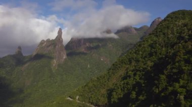 Alp dağlarının hava görüntüsü. Tanrı 'nın Parmağı Dağı. Teresopolis şehri, Rio de Janeiro, Brezilya.