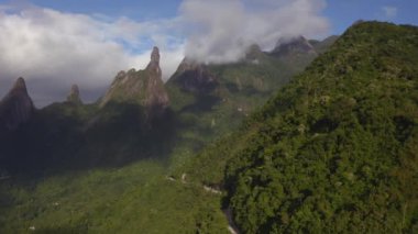 Alp dağlarının hava görüntüsü. Tanrı 'nın Parmağı Dağı. Teresopolis şehri, Rio de Janeiro, Brezilya.