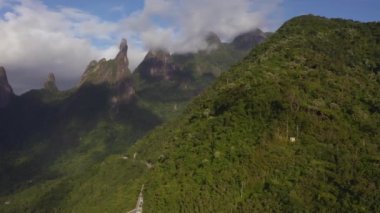 Alp dağlarının hava görüntüsü. Tanrı 'nın Parmağı Dağı. Teresopolis şehri, Rio de Janeiro, Brezilya.