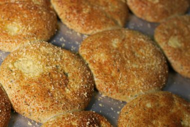 Peynir soslu ekmek tepsisi. Fırındaki çarşafa yakın çekim yap..