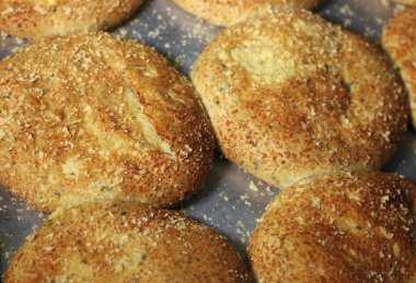 Peynir soslu ekmek tepsisi. Fırındaki çarşafa yakın çekim yap..