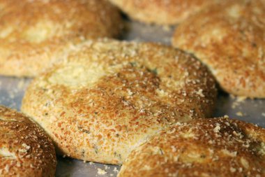 Peynir soslu ekmek tepsisi. Fırındaki çarşafa yakın çekim yap..