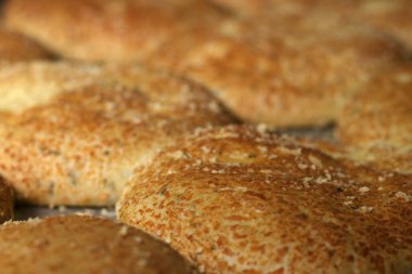 Peynir soslu ekmek tepsisi. Fırındaki çarşafa yakın çekim yap..