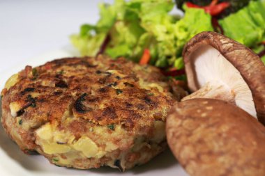 Lezzetli vejetaryen yemekleri. Mantar köftesi ve salata..