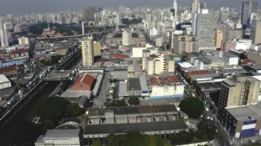 Tren geçiyordu. Büyük şehrin geçişi. Sao Paulo şehri, Sao Paulo eyaleti, Brezilya.