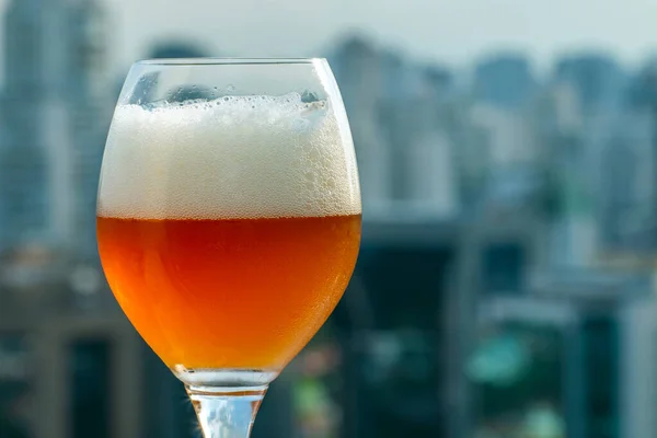 Dobry Drink Podawany Szklance Dobre Zimne Piwo Napoje Alkoholowe — Zdjęcie stockowe