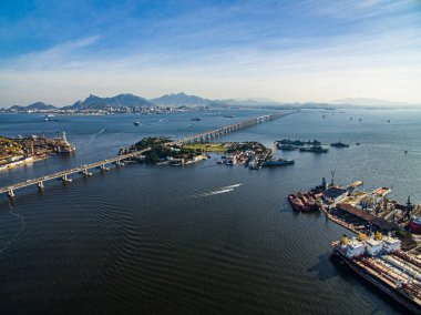 Denizin karşısındaki köprü. Başkan Costa ve Silva Köprüsü. Rio-Niteroi Köprüsü.