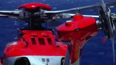 Helikopter rotor kolunun dönüşü. Yakın plan..