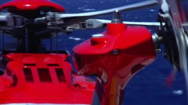 Helikopter rotor kolunun dönüşü. Yakın plan..