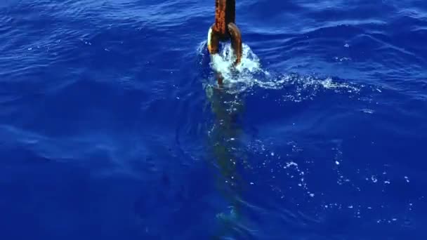 Ржавая Цепь Синем Море Большая Стальная Цепь Море — стоковое видео