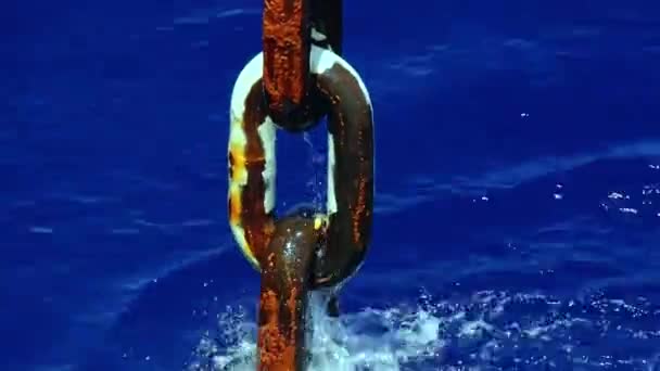 Rusty Řetěz Modrém Moři Velký Ocelový Řetěz Moři — Stock video