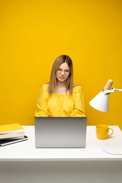 Happy millennial empresária negociando com o cliente por e-mail messenger. Sorrindo jovem designer de moda mulher sente-se na moderna mesa de escritório usar laptop no local de trabalho. — Fotografia de Stock