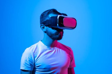 Sakallı adam VR kulaklığı deniyor ve başka bir dünyayı keşfediyor..