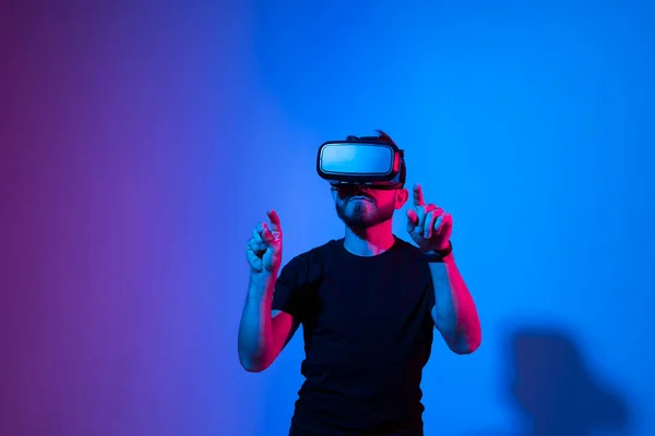Jövő technológia, játék, szórakozás és emberek koncepció - boldog fiatalember virtuális valóság headset vagy 3D-s szemüveg videojáték metaverse. — Stock Fotó