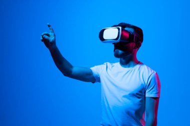 Sanal gerçeklik gözlüklü bir adam oyun oynuyor ya da 360 derecelik bir video izliyor. Gelecekteki teknoloji konsepti.