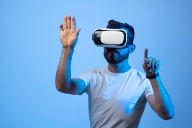 Sanal dünyada VR kulaklıkla çalışan ve yeni ürünler ve uygulamalar yaratan genç bir geliştirici..