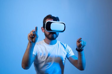 Gelecekteki teknoloji, oyun, eğlence ve insan konsepti - sanal gerçeklik kulaklığı olan mutlu genç adam ya da metaevrende video oyunu oynayan 3D gözlükler.