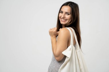 Kopya alanı ile sıfır atık kavramı. Elinde sebze ve ürünlerle pamuk alışverişi yapan bir kadın. Çevre dostu ağ tüccarı. Sıfır atık, plastiksiz konsept.