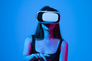 Sanal gerçeklik kulaklığı takan kadın mühendis VR teknolojisini kullanarak yeni bir namus veya teknoloji tasarlıyor. Geliştirme ve prototip yazılımı.