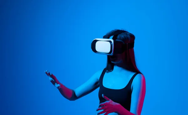 Sonríe mujer feliz conseguir experiencia usando gafas vr-auriculares de realidad virtual muchas manos gesticulantes sobre fondo gris. Chica pasar shes tiempo en metaverse. — Foto de Stock