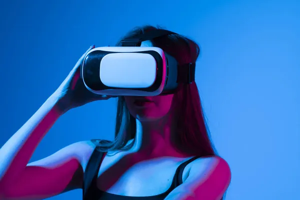 Nő a virtuális valóság szemüveg. Jövőbeni technológia koncepció. — Stock Fotó