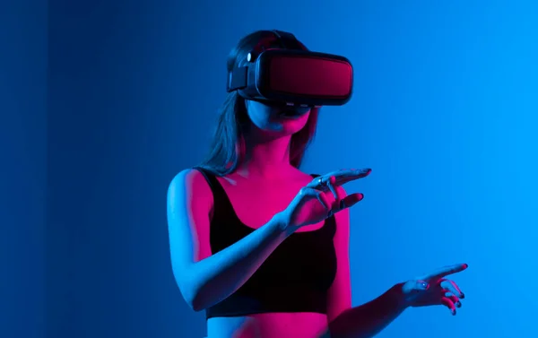Retrato de la mujer diseñadora de videojuegos que usa auriculares VR e interactúa con el entorno virtual o la aplicación. — Foto de Stock