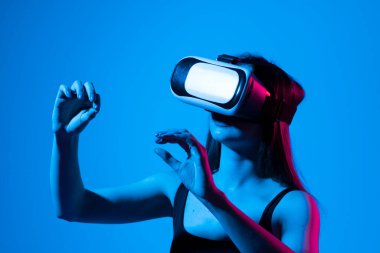 Sanal gerçeklik kulaklığı takan kadın mühendis VR teknolojisini kullanarak yeni bir namus veya teknoloji tasarlıyor. Geliştirme ve prototip yazılımı.