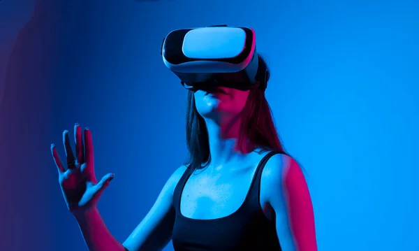 Inżynieria w wirtualnej rzeczywistości, projektująca nowe prudukty lub technologie z wykorzystaniem technologii VR. Tworzenie i prototypowanie oprogramowania. — Zdjęcie stockowe