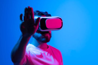 3d gözlüklü iş adamı siber uzayla etkileşim içinde.