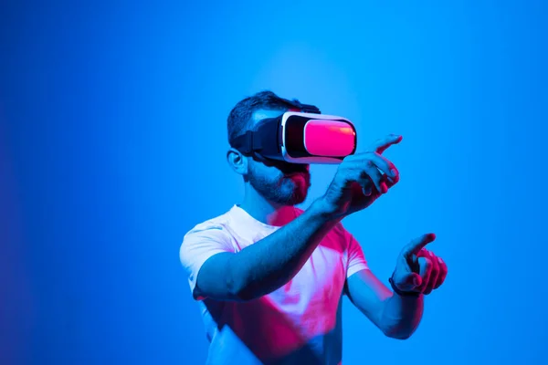 Arquitecto en gafas VR trabajando en realidad aumentada. Hombre con gafas de realidad virtual, deslizamiento y zoom mientras interactúa con una interfaz de mundo virtual. — Foto de Stock