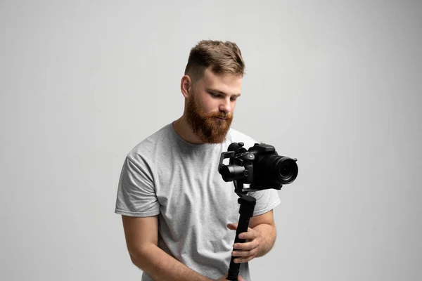 Koncepcja wideograficzna, filmowa i kreatywności. Portret fotografa z kamerą i gimbalem. Profesjonalny sprzęt wideo. Portret fotografa filmowego. — Zdjęcie stockowe