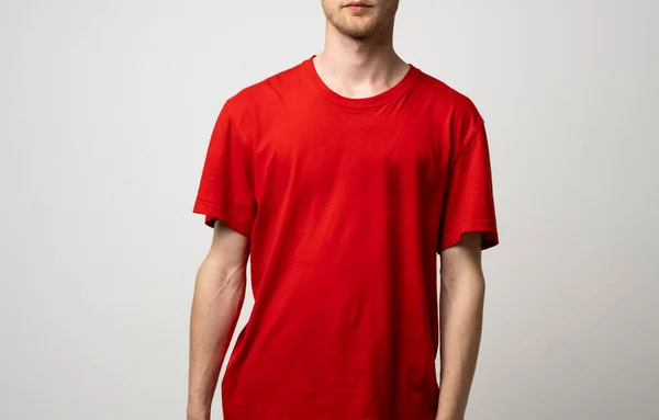Czerwony casual puste t koszulka na widok z przodu człowieka izolowane na białym tle. Wzór mody. — Zdjęcie stockowe